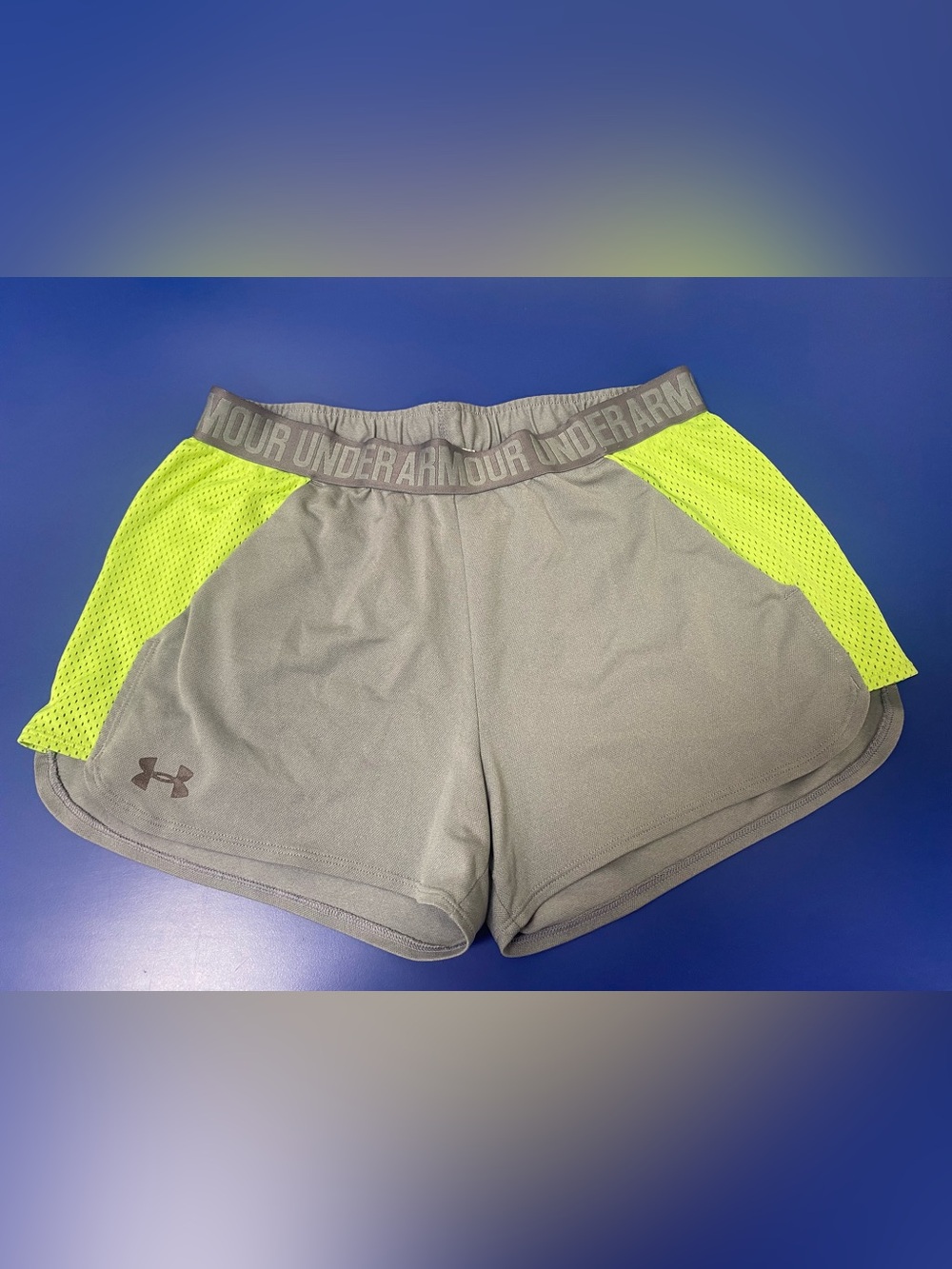 Under Armour Women's loose fit Grey Shorts Yellow heatgear pockets size medium